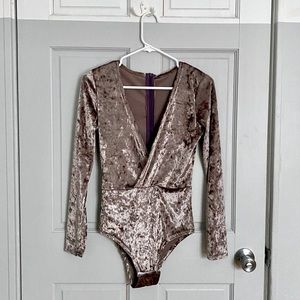 Crushed velvet lavender deep plunge v-neck bodysuit, size small